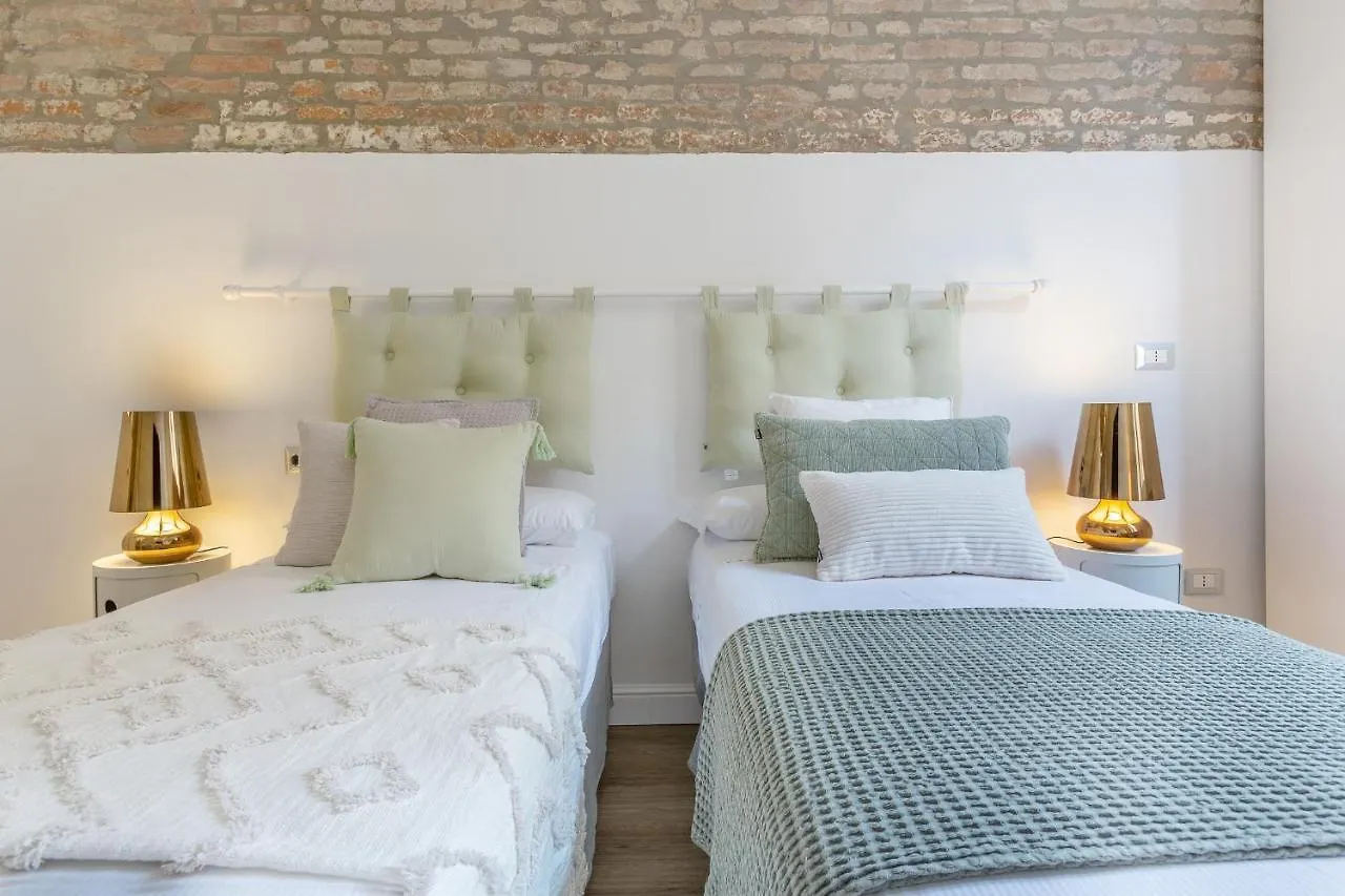 Ferrara Mayr White Apartment Italie